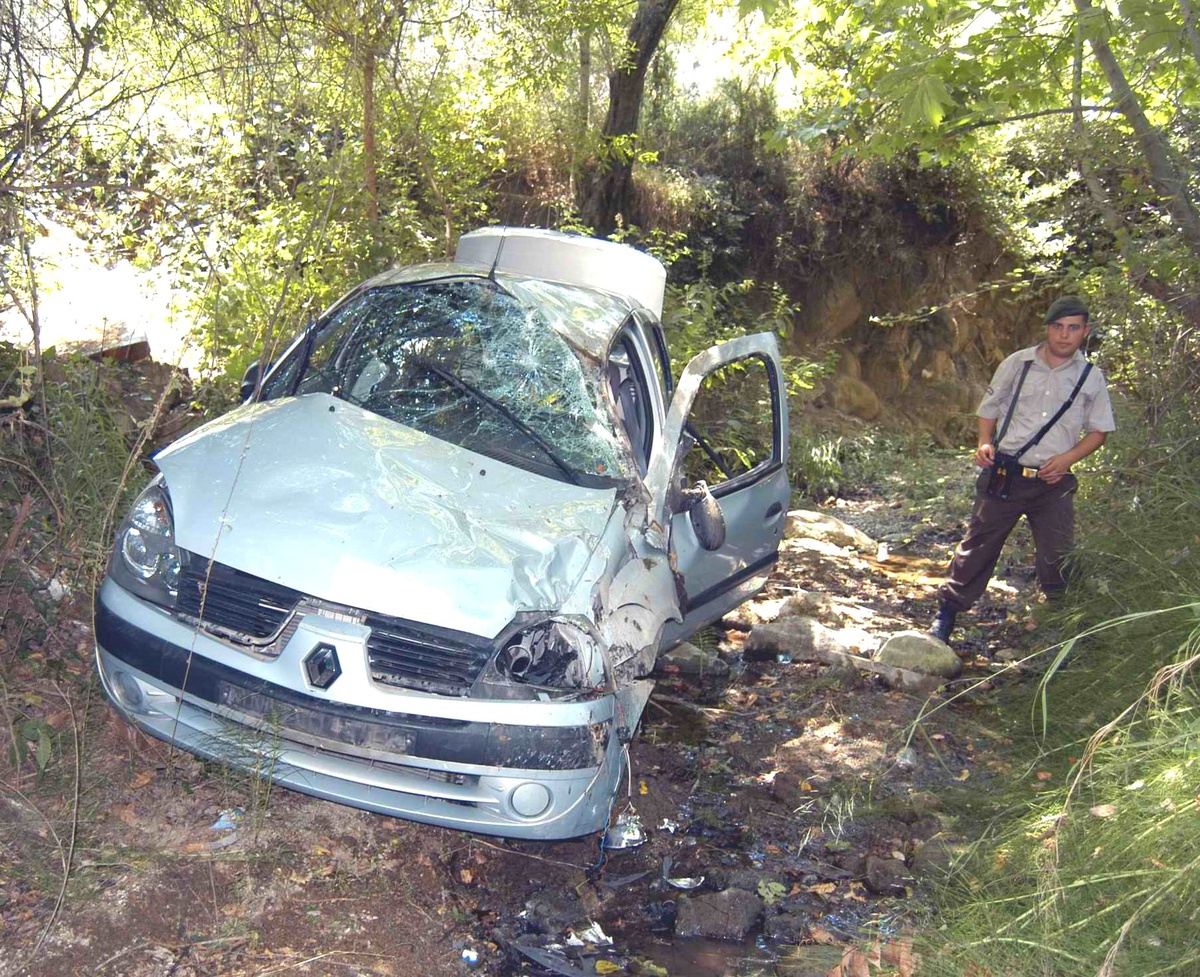 Küçükkuyu'da Trafik Kazası: 3 Yaralı