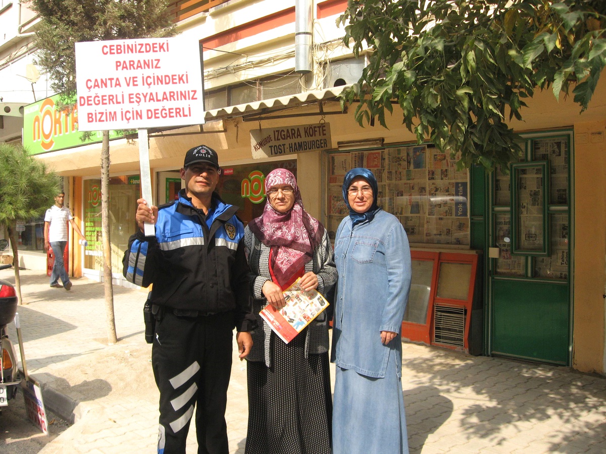 Toplum Polisleri Vatandaşları Bilgilendiriyor