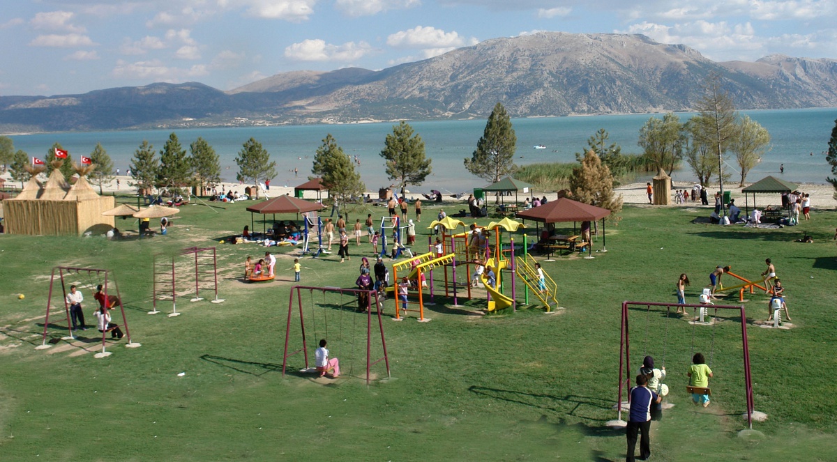 Yalvaç'lı Plajın Tadını Çıkartıyor
