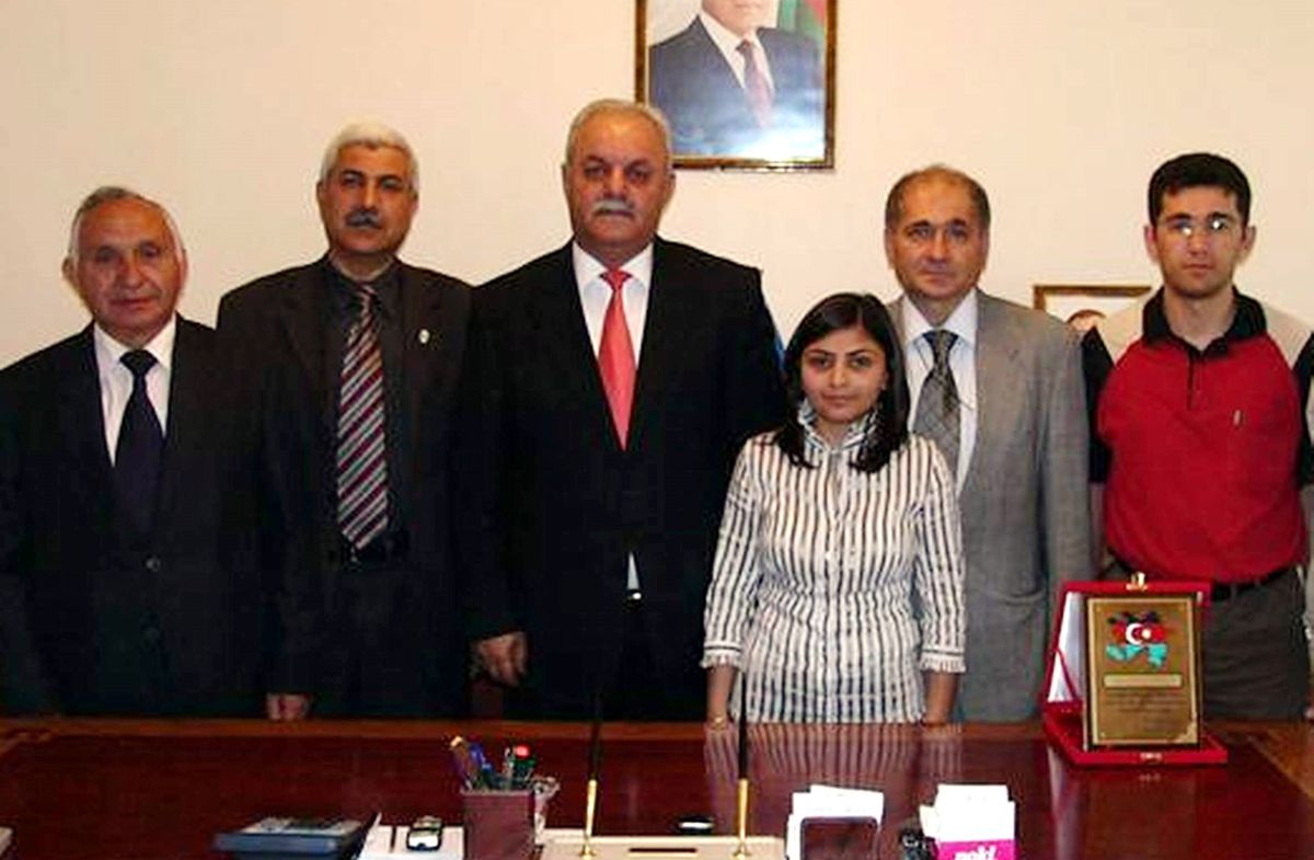 Yaykd Kars Şubesi Başkanı Necefoğlu Başkonsolos Sultanoğlu'na Plaket Verdi