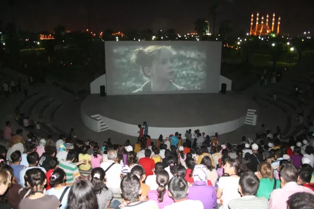 adanalilar merkez park ta yazlik sinema keyfini yasayacak son dakika