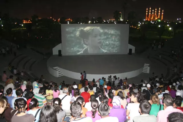 adanalilar merkez park ta yazlik sinema keyfini yasayacak son dakika