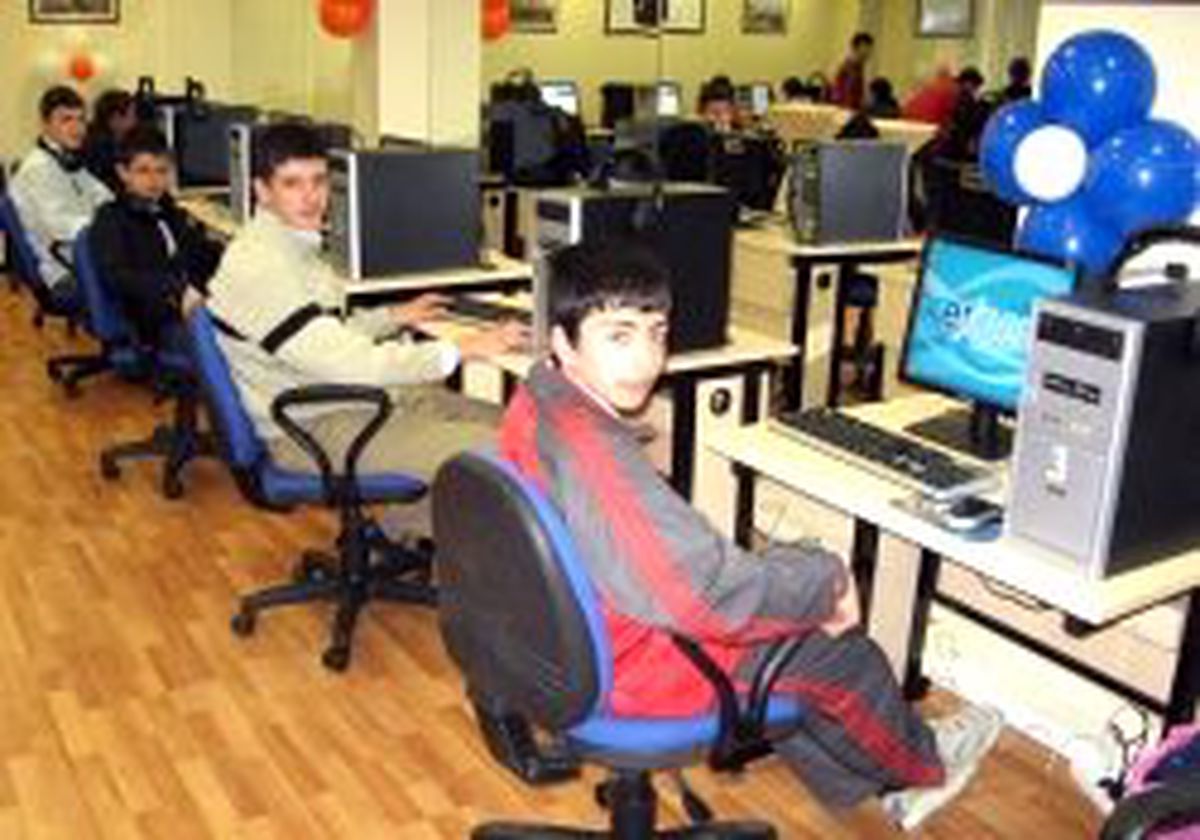 Okullar 'Uydu' Üzerinden Bağlanacak