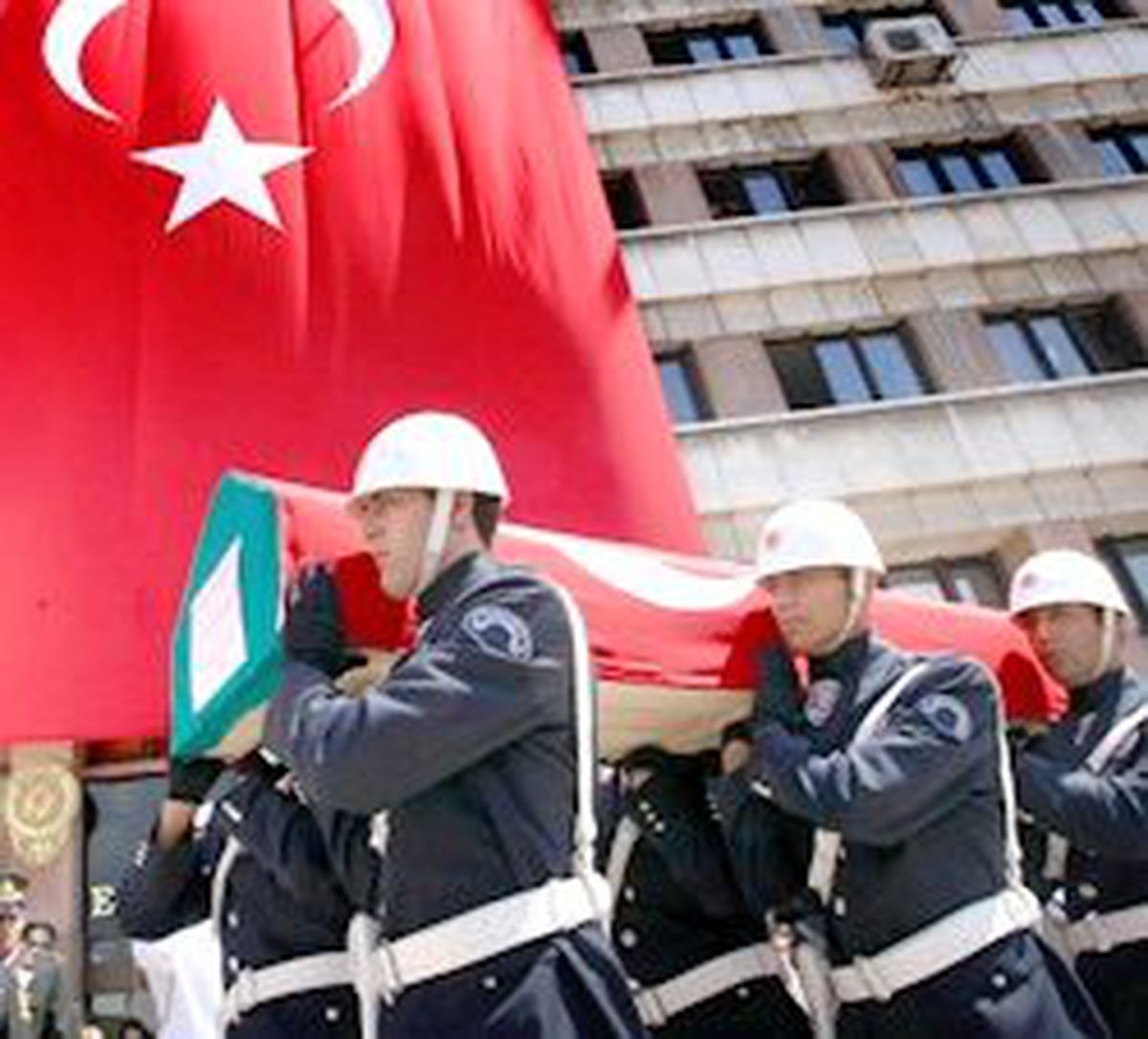 Konsolosluk Şehitlerine Yardım