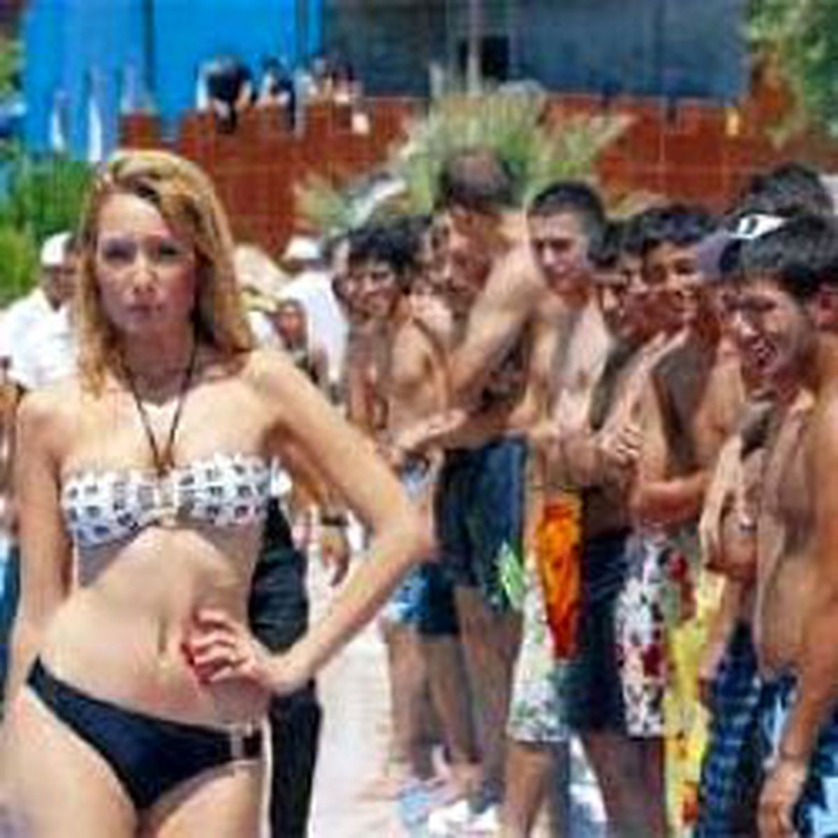 Su Parkında Bikini Defilesi