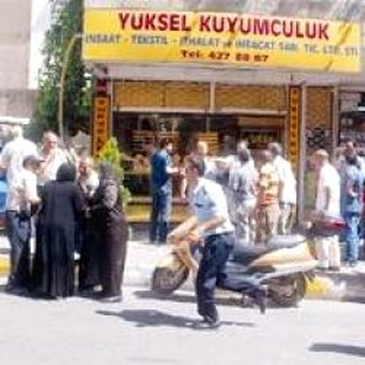 Kara Çarşaflı Kalaşnikof'lu Soygun: 4 Yaralı