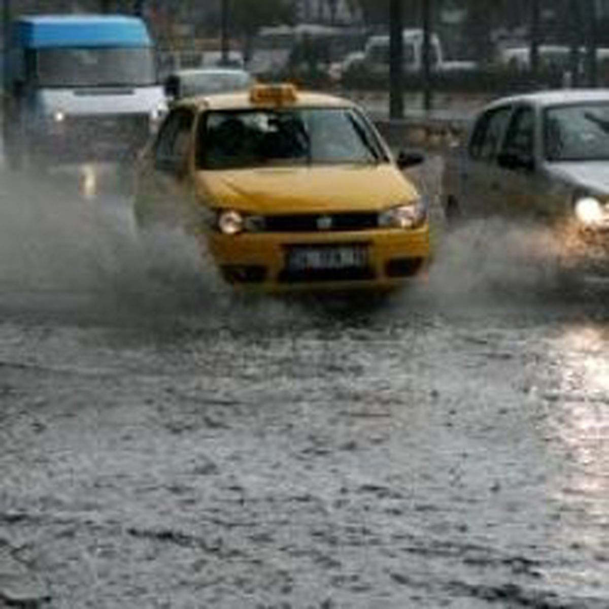 Sağanak Yağmur İstanbul'u Felç Etti