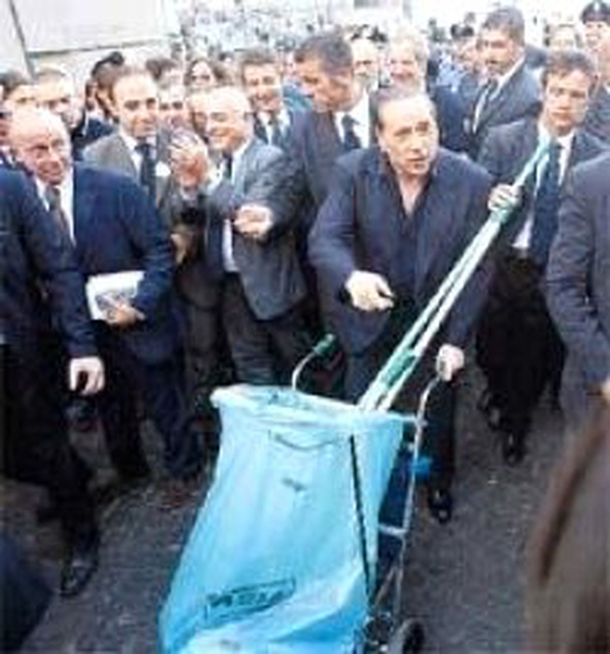 Berlusconi, Napoli'de Yerleri Süpürdü