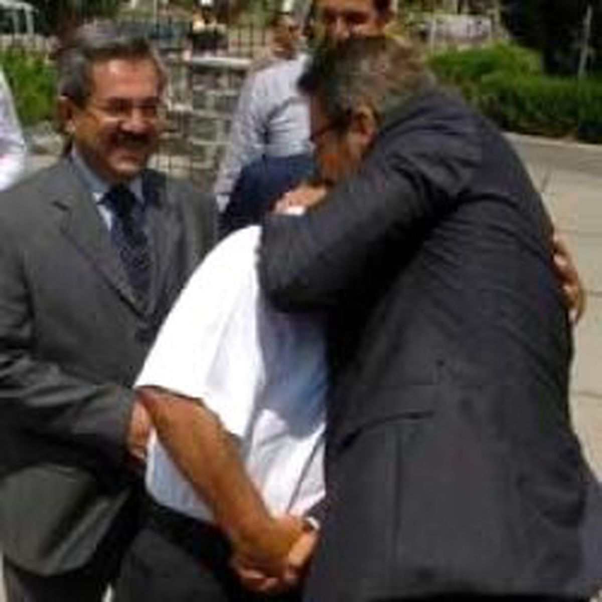 Bakan Tüzmen, Başkan Aytaç Durak'ı 'Zorla' Öptü
