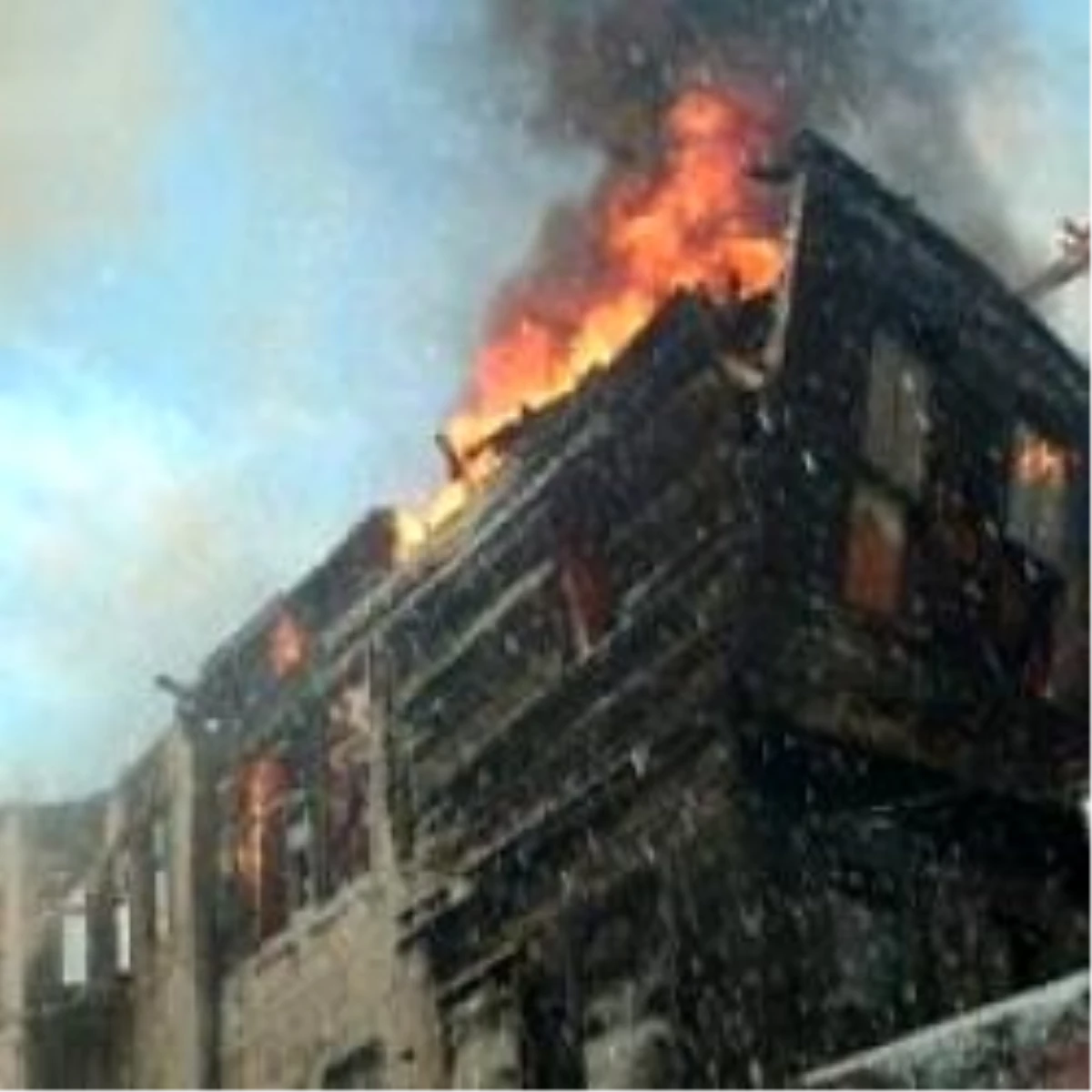 İstanbul\'da İki Yangın Korkuttu