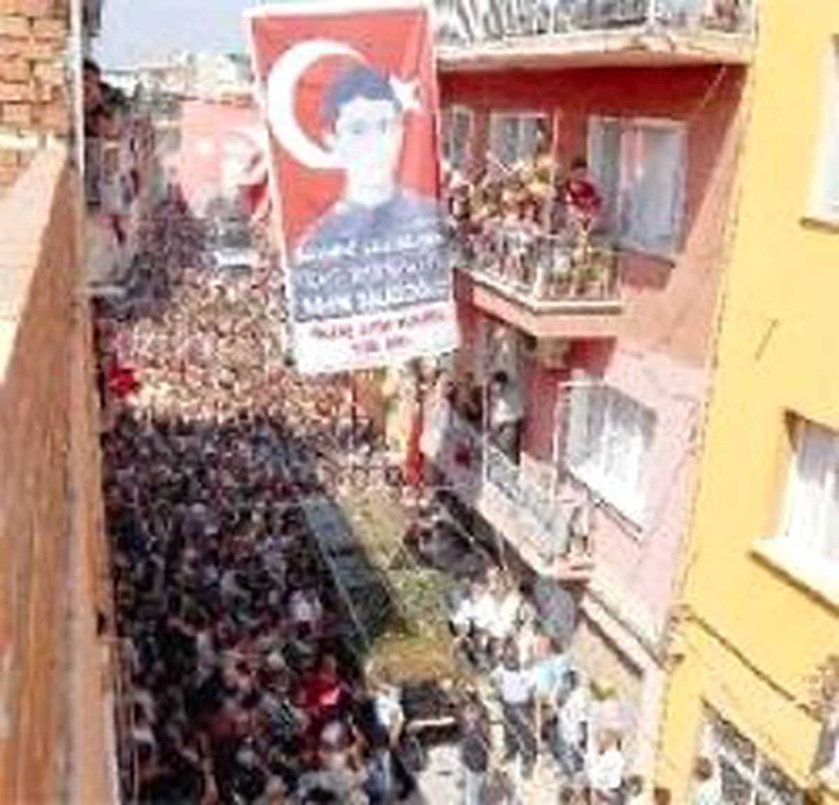 Mahallesine Bayrak Oldu