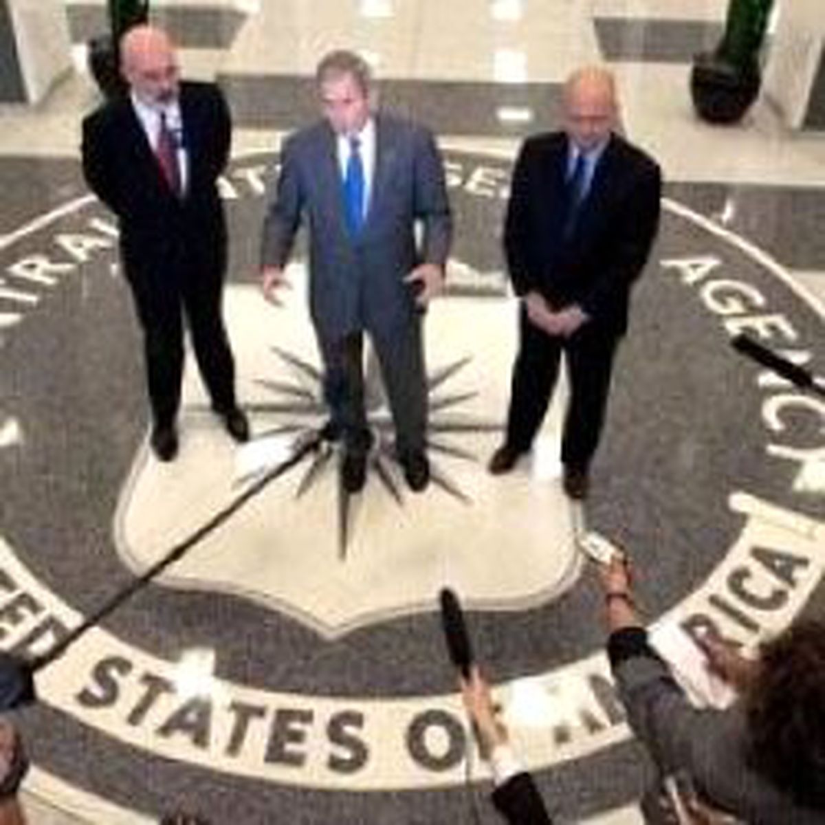 Bush Soluğu CIA Binasında Aldı