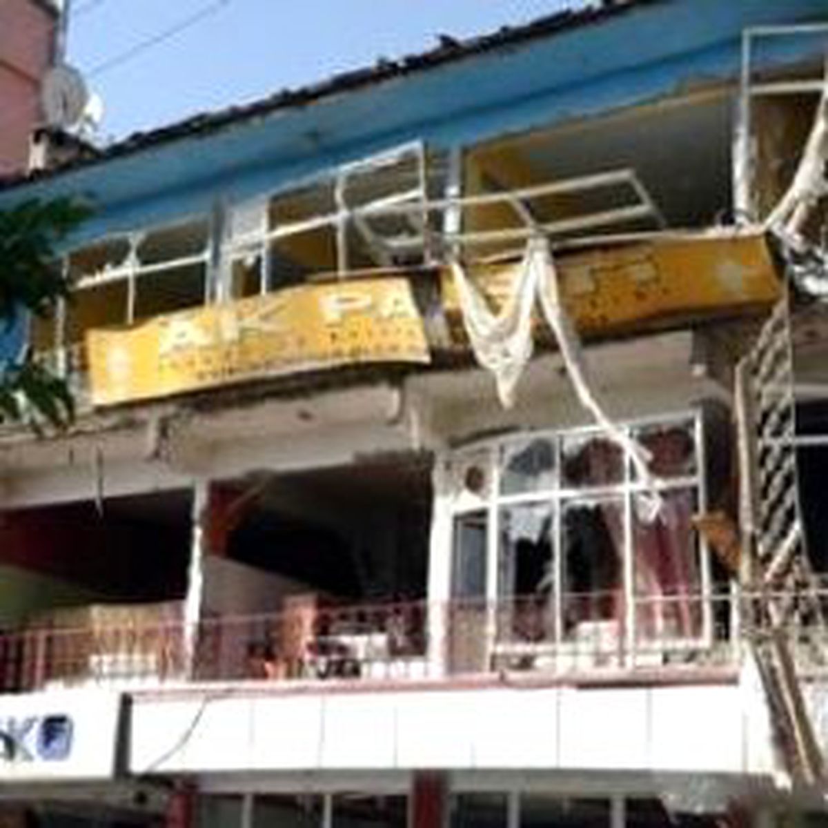 Yüksekova'da AKP'ye Saldırı