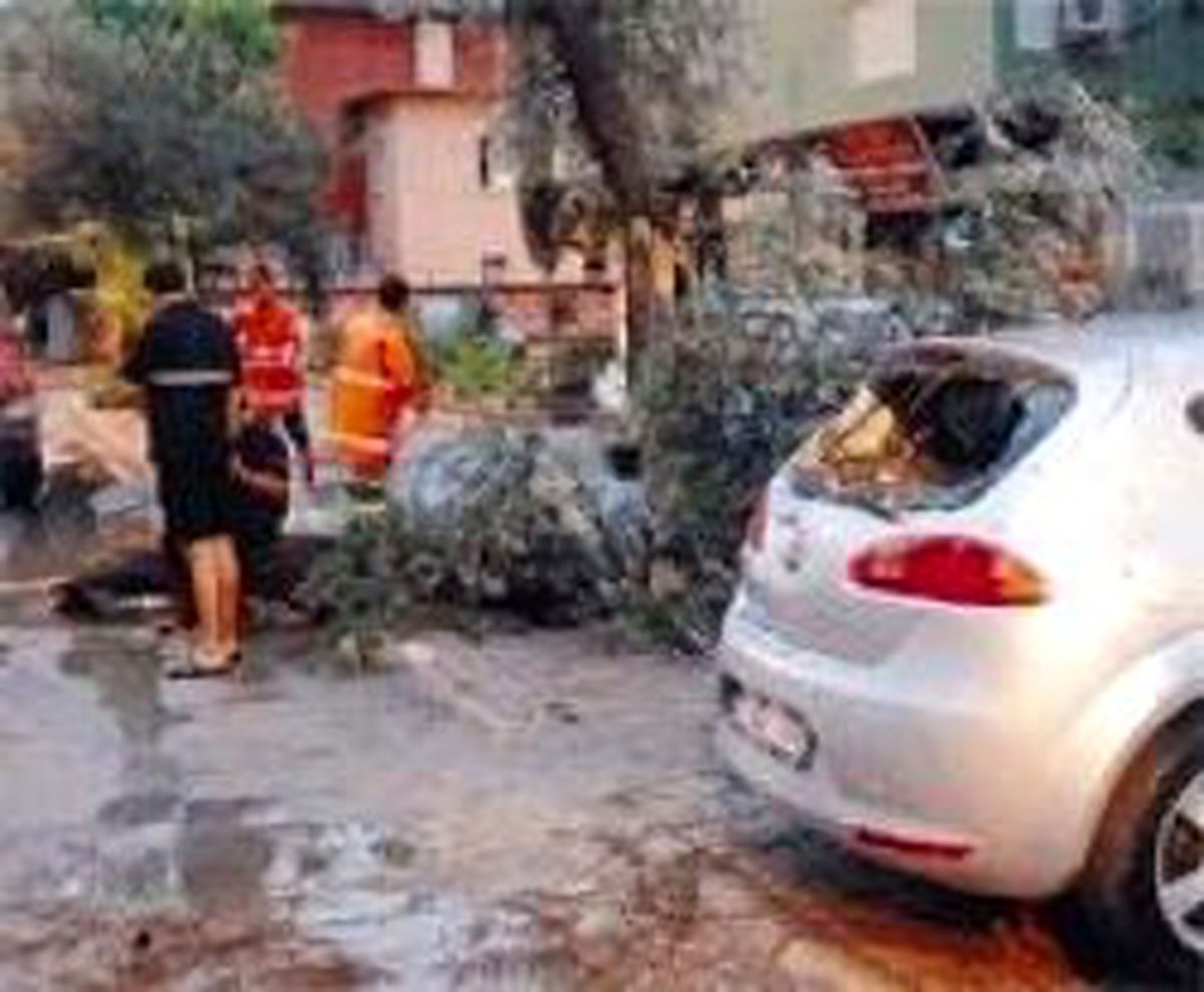 Adana'da Fırtına Duvar Yıktı:bir Ölü