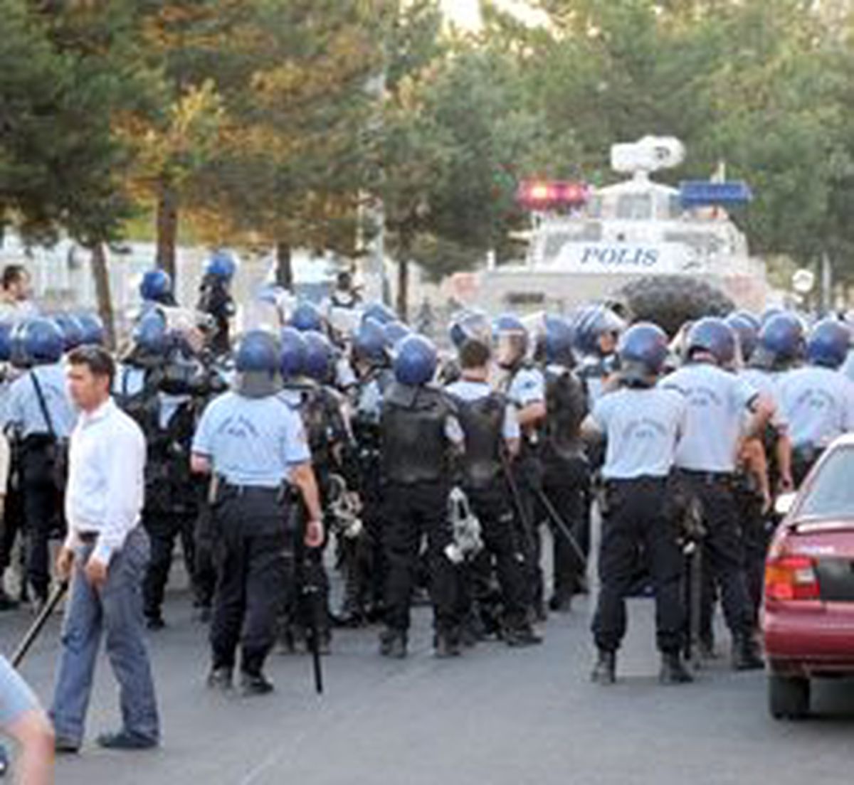 Batman'da Polis Belediyeyi Bastı