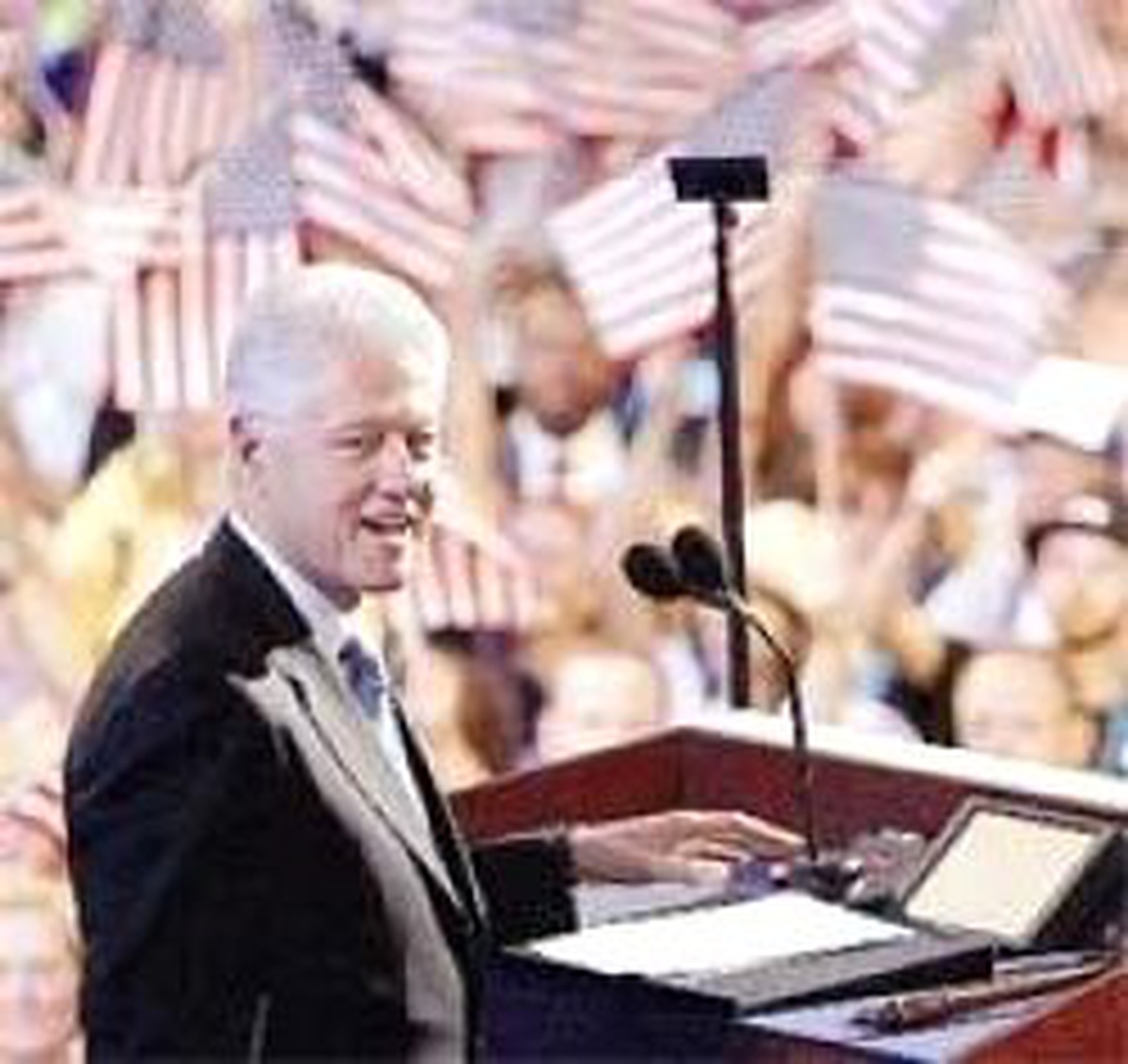 Bill'in Obama'ya Destek Konuşmasında Statta Yer Yerinden Oynadı