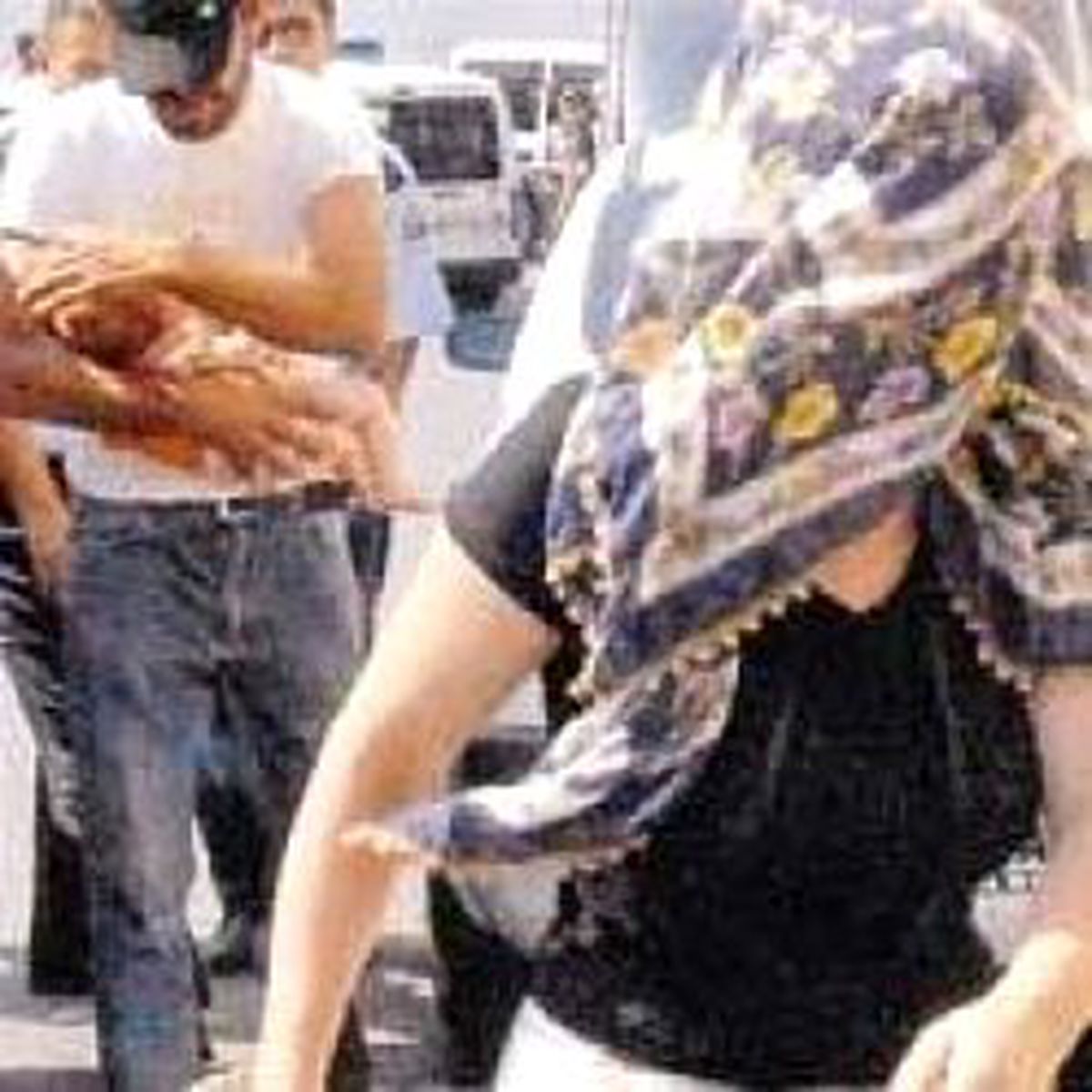 Şebeke Lideri Bebeğiyle Yakalandı