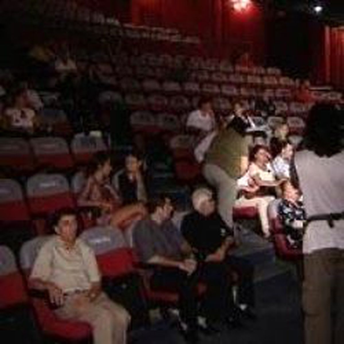 Bir Avuç Dostu Uğurladı