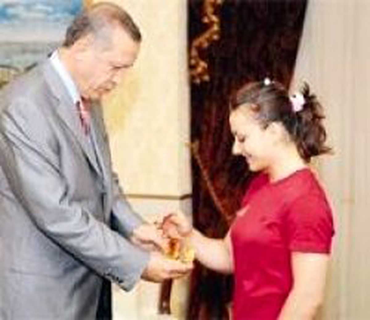 Gümüş Halterci Sibel'e Bilezik