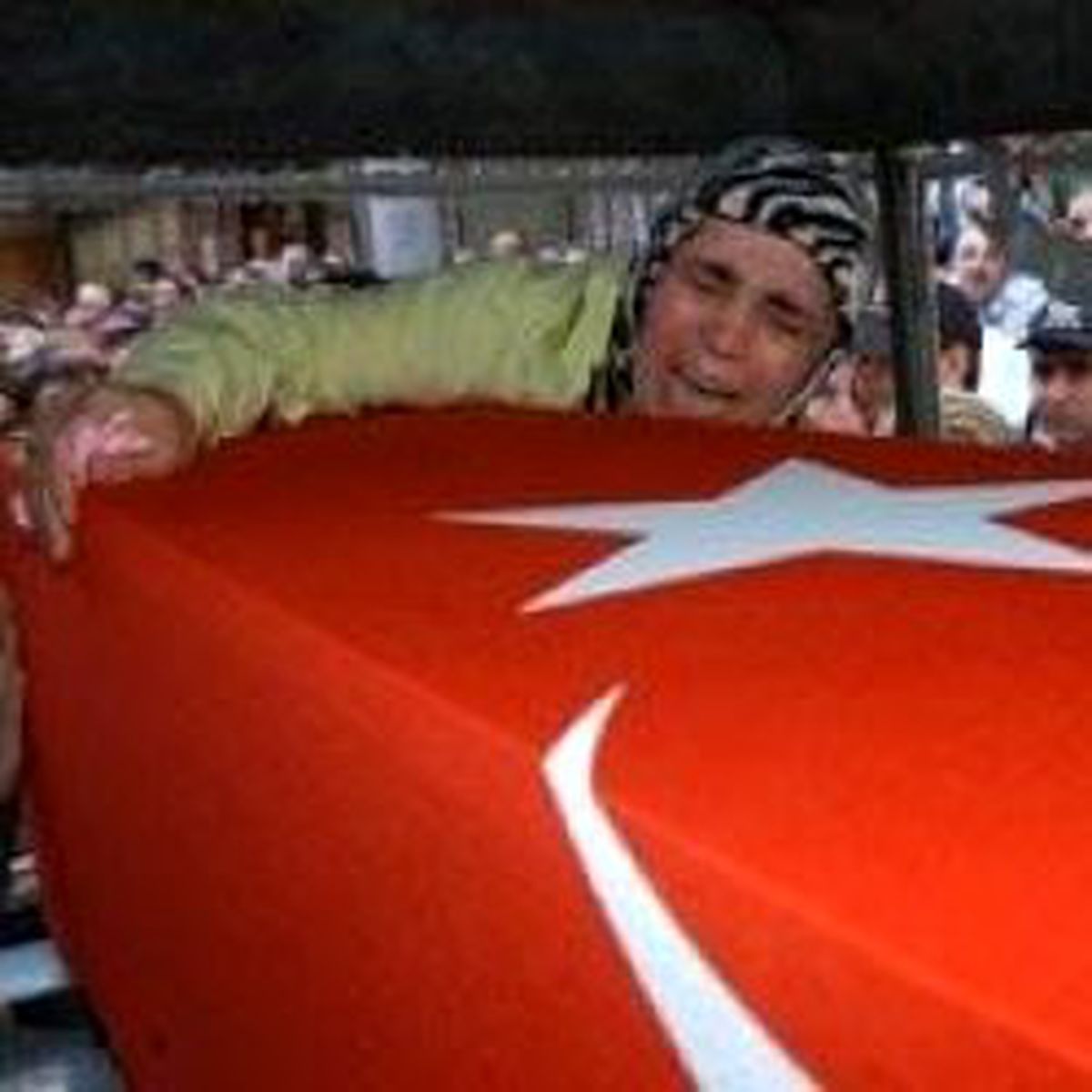Şehit Oğlunu Tabutundan Çıkarmak İstedi