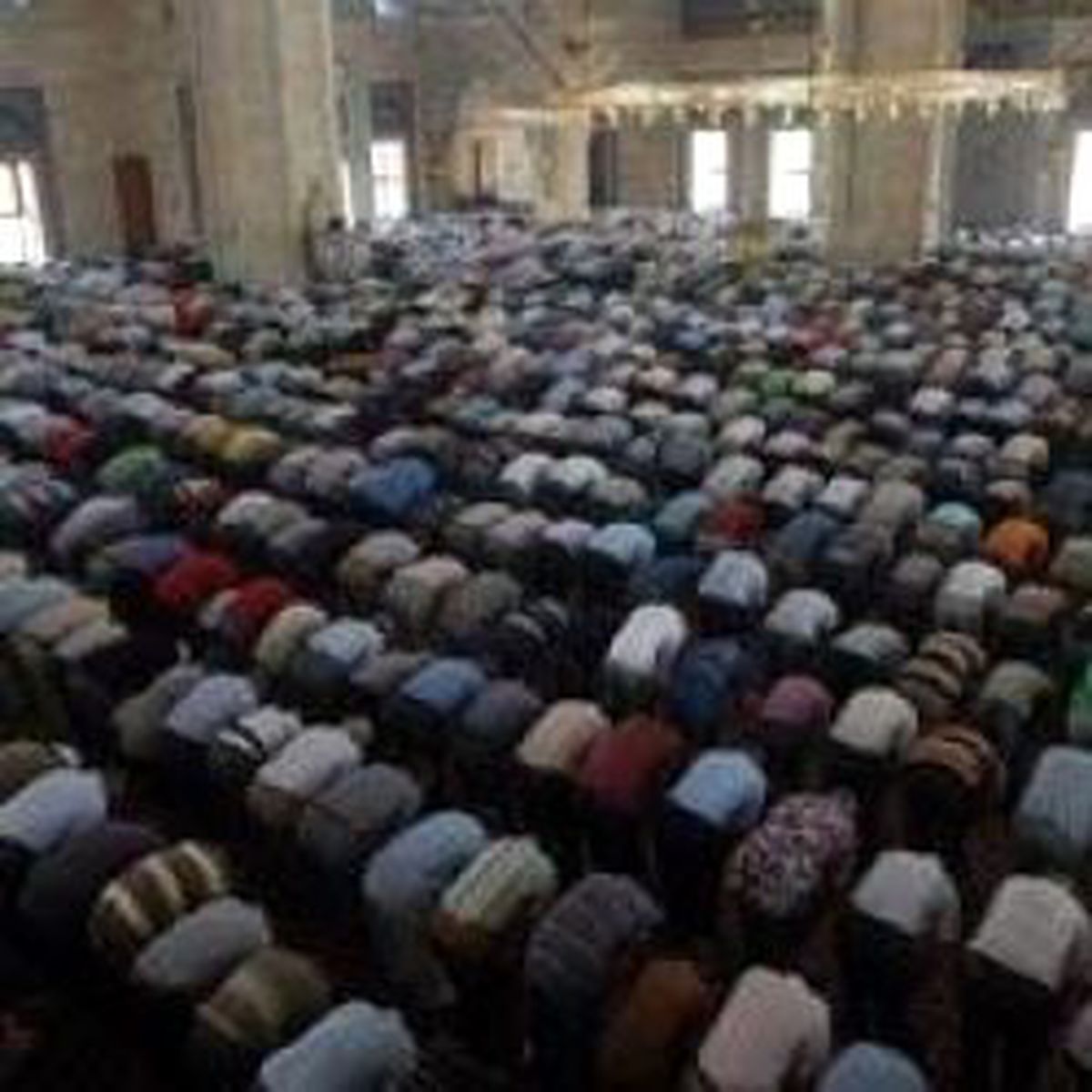 Milyonlarca Müslüman Camilere Koştu