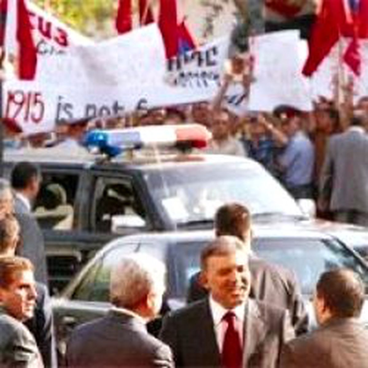 Taşnak Sütyun Protestocuları