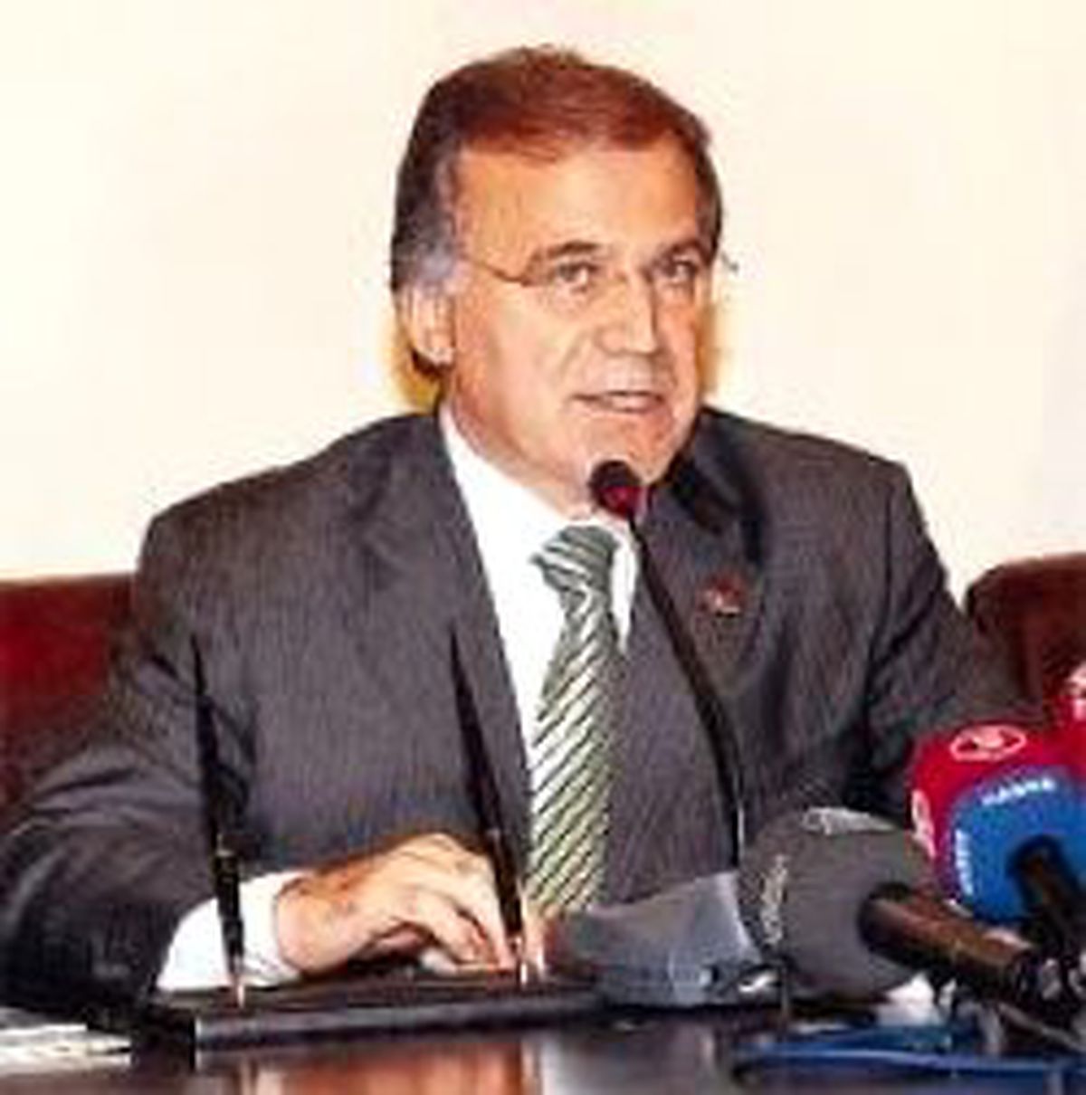 115 Ampul Altında Enver İmzası
