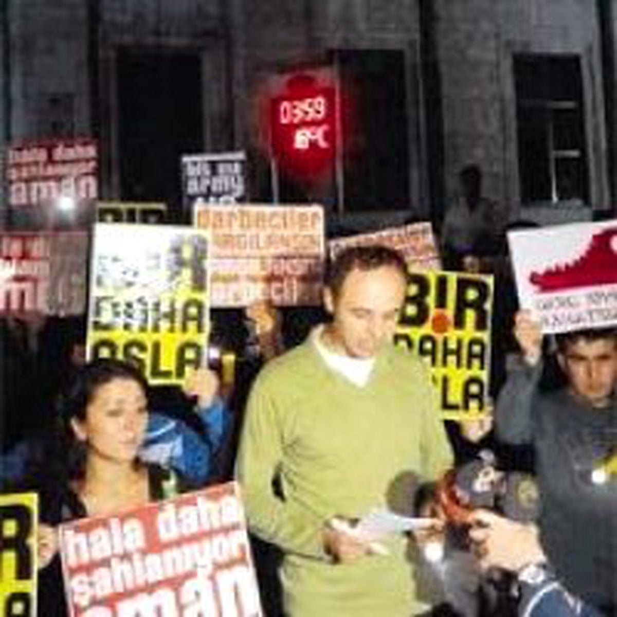 12 Eylül'e 03.59'da Protesto