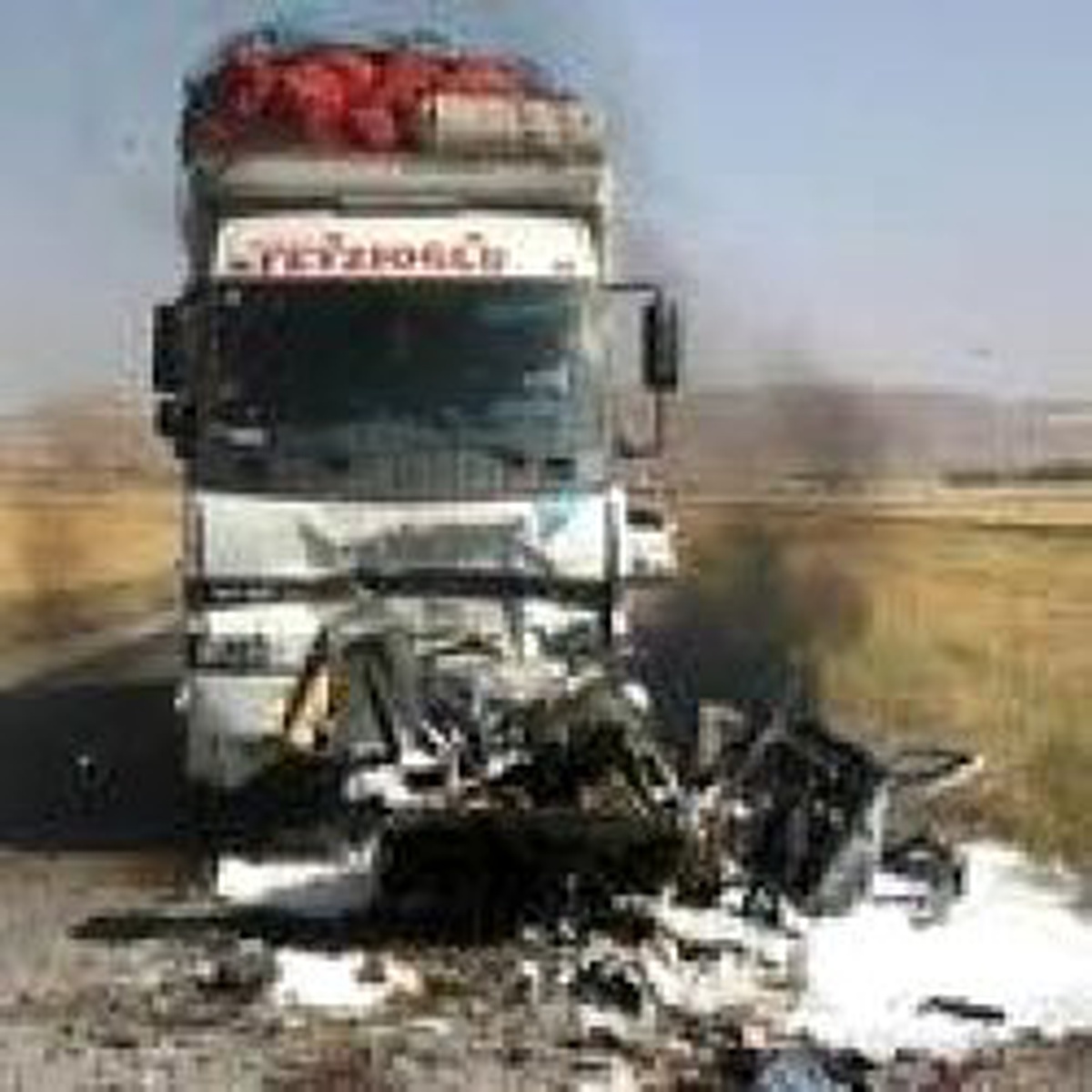 Otomobil Kamyonun Altına Girdi: 3 Ölü