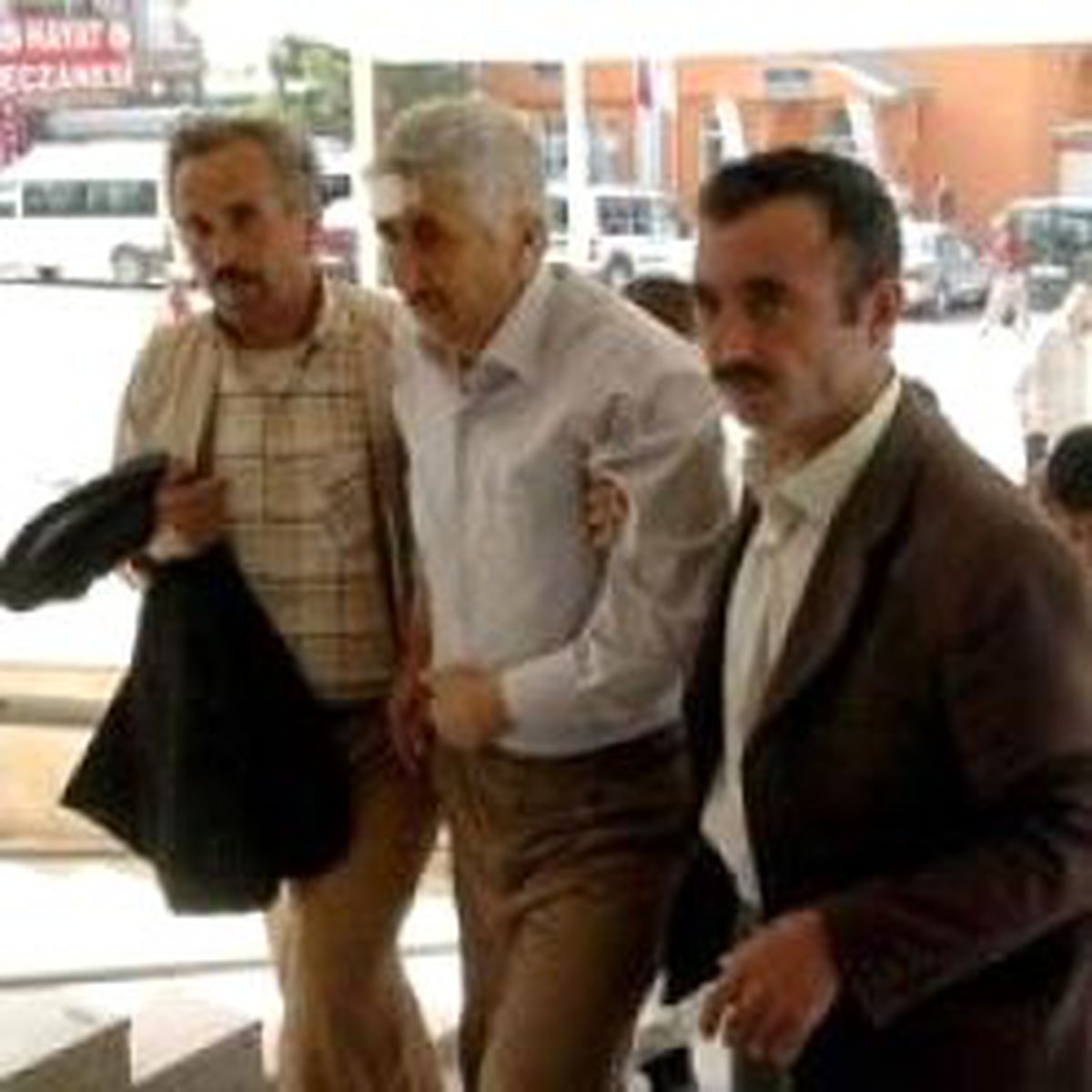 Kahvede Oturan Köylülerin Üzerine Boğa Düştü