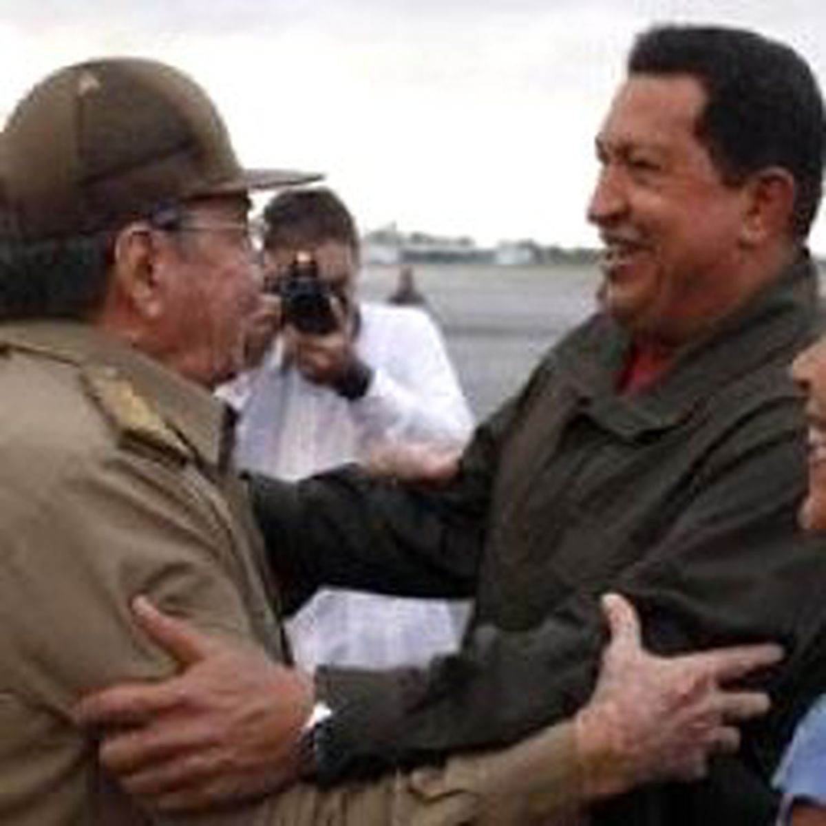 Fidel Castro Chavez İçin Ayağa Kalktı