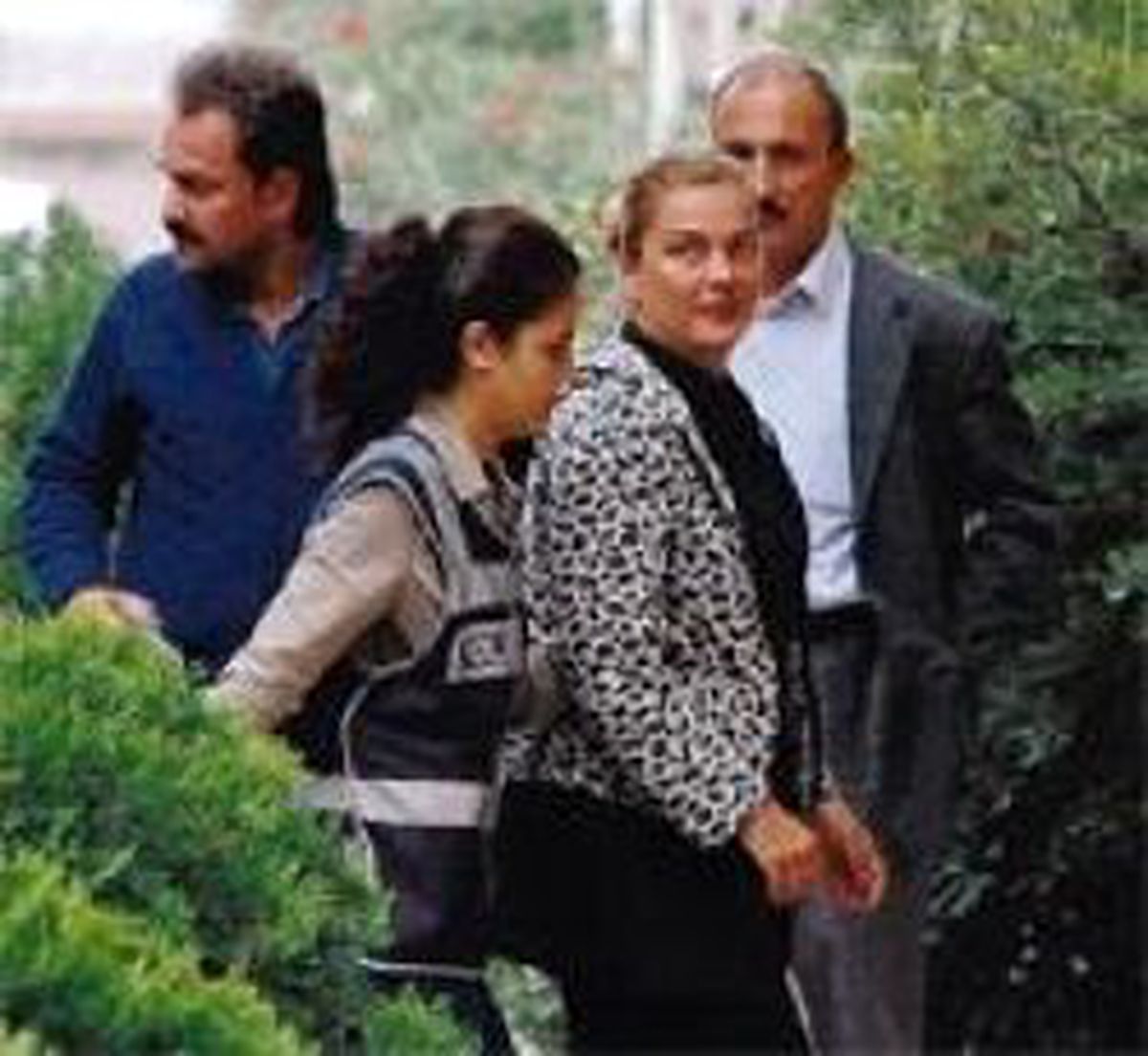 İdiz ve Sisi Serbest, 6 Tutuklama