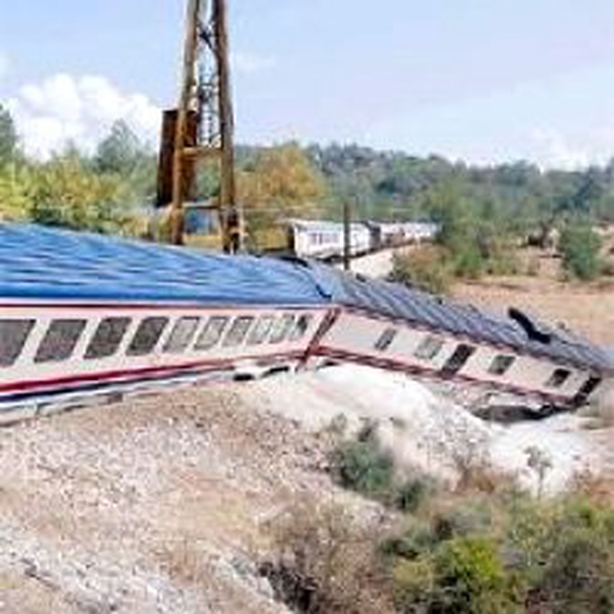Mavi Tren Raydan Çıktı