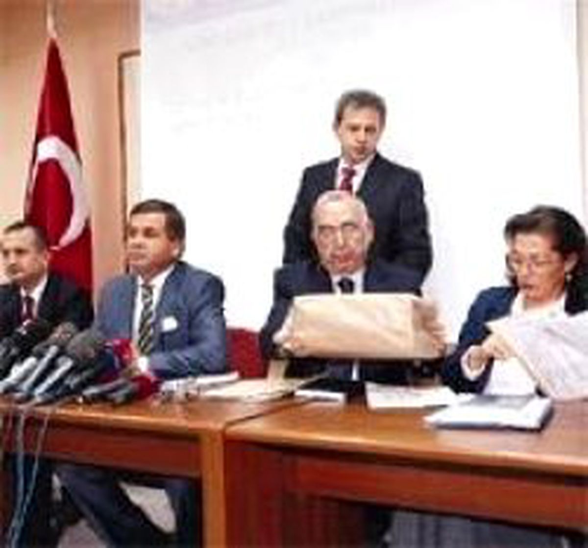 Altı Zarftan Beşi, Teşekkür Çıktı
