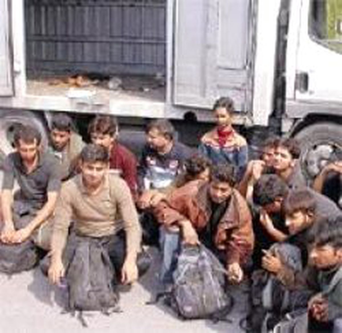 Kamyonet Çalıp Kaçakları Taşıdı