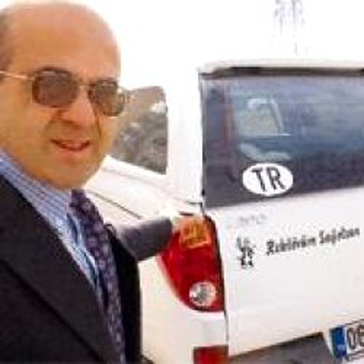 'Rektörüm Sağ Olsun' Yazdığı İçin Kovuldu