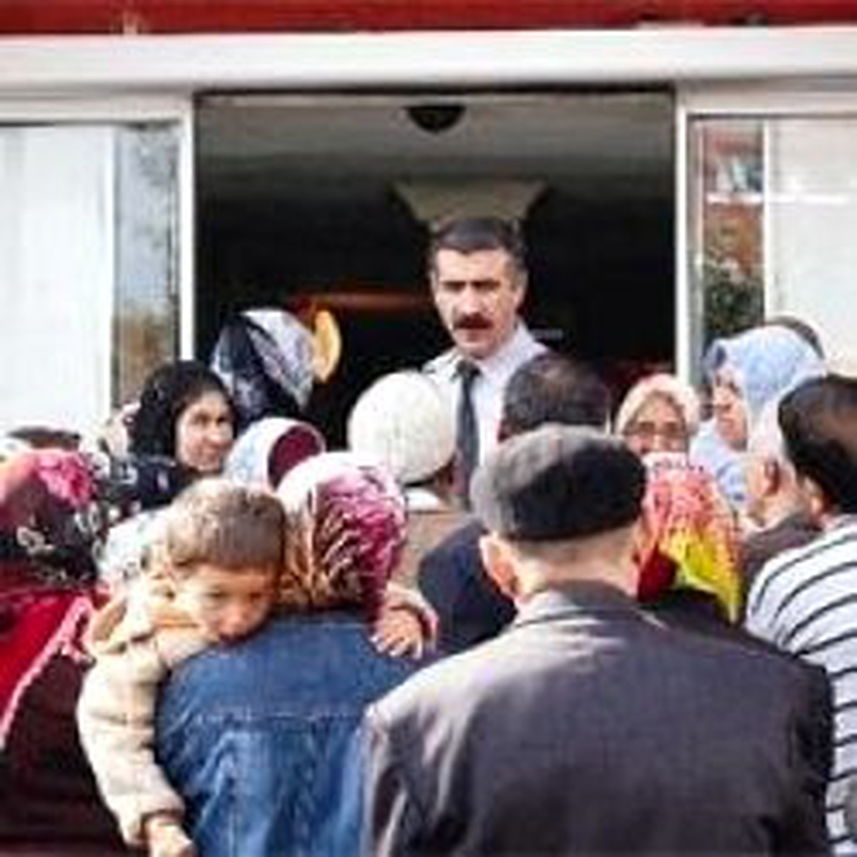 İstanbul'da Bedava Ekmek Yerine 100 YTL'lik Çek Geldi