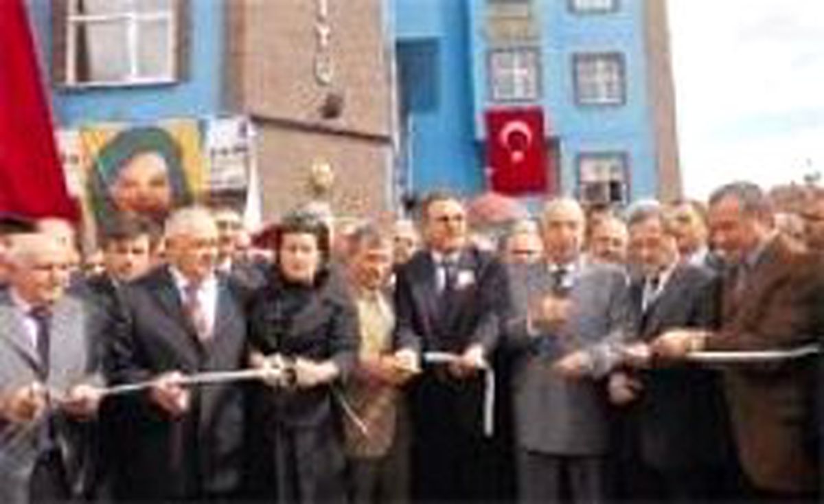 Camiye 12 İmam Resmi Asıldı