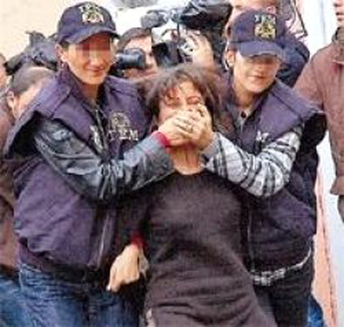 Başörtüsü 'Düştü' Canlı Bomba Göründü