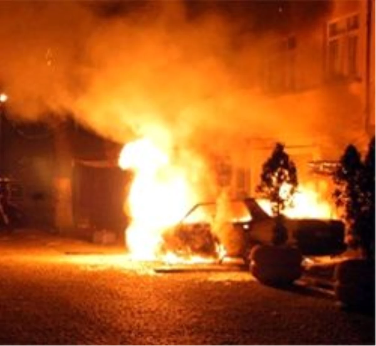 PKK Yandaşları İstanbul\'da 9 Otomobili Yaktı