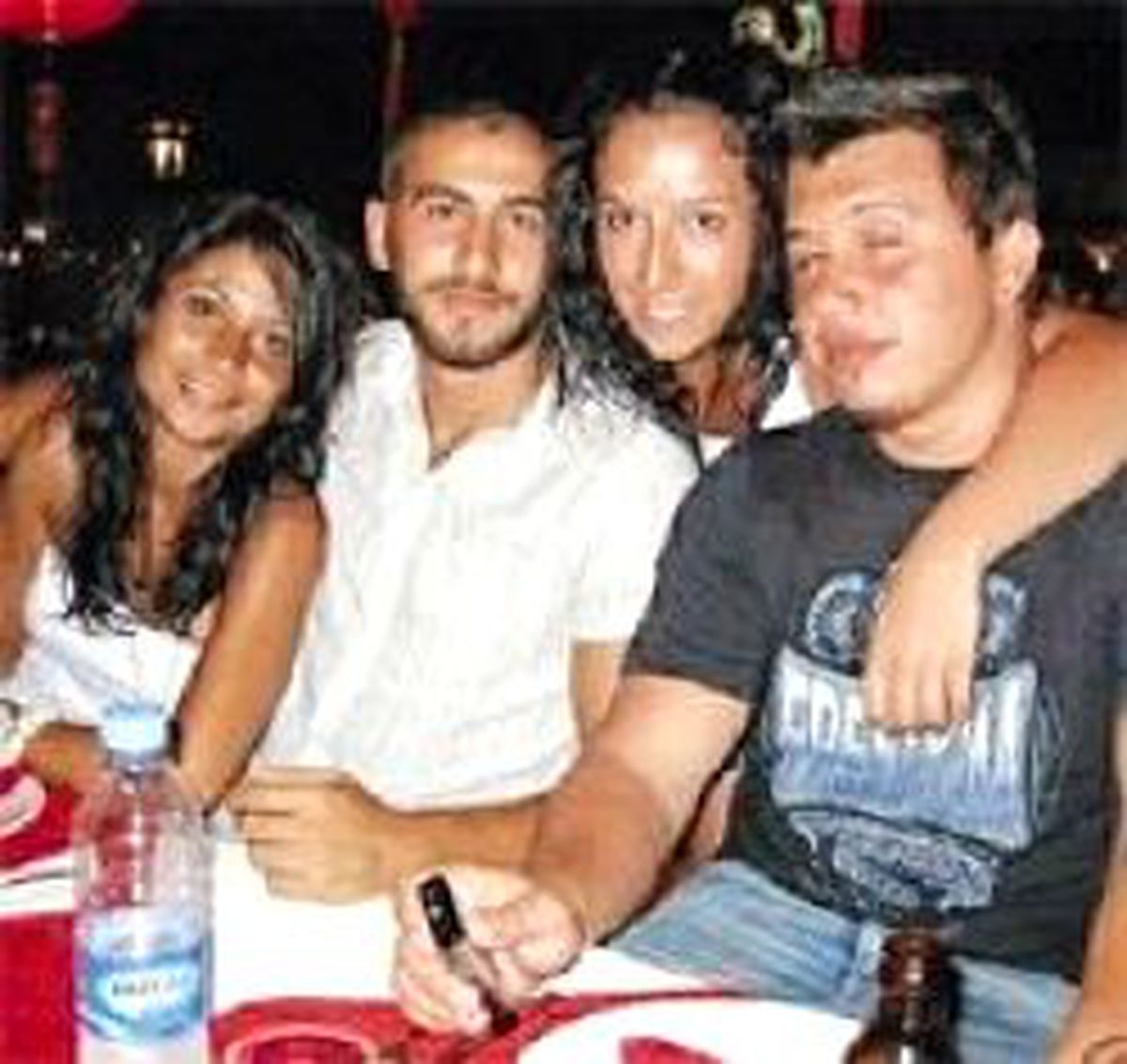 Yan Yana Gömüldüler