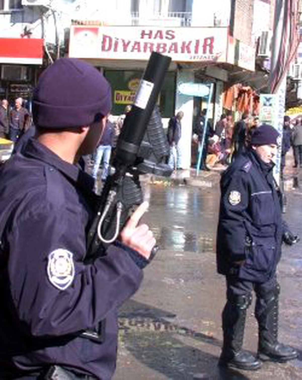 PKK Çocukları Para ve Çikolata ile Kandırıyor