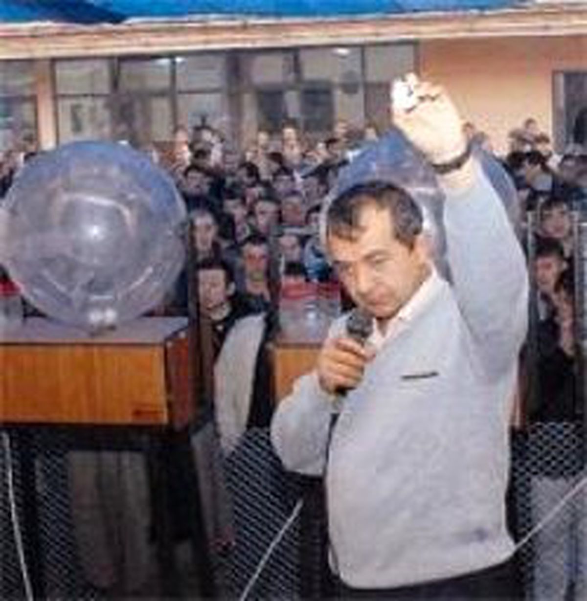 Maden İşçisini Şans Topuyla Seçtiler