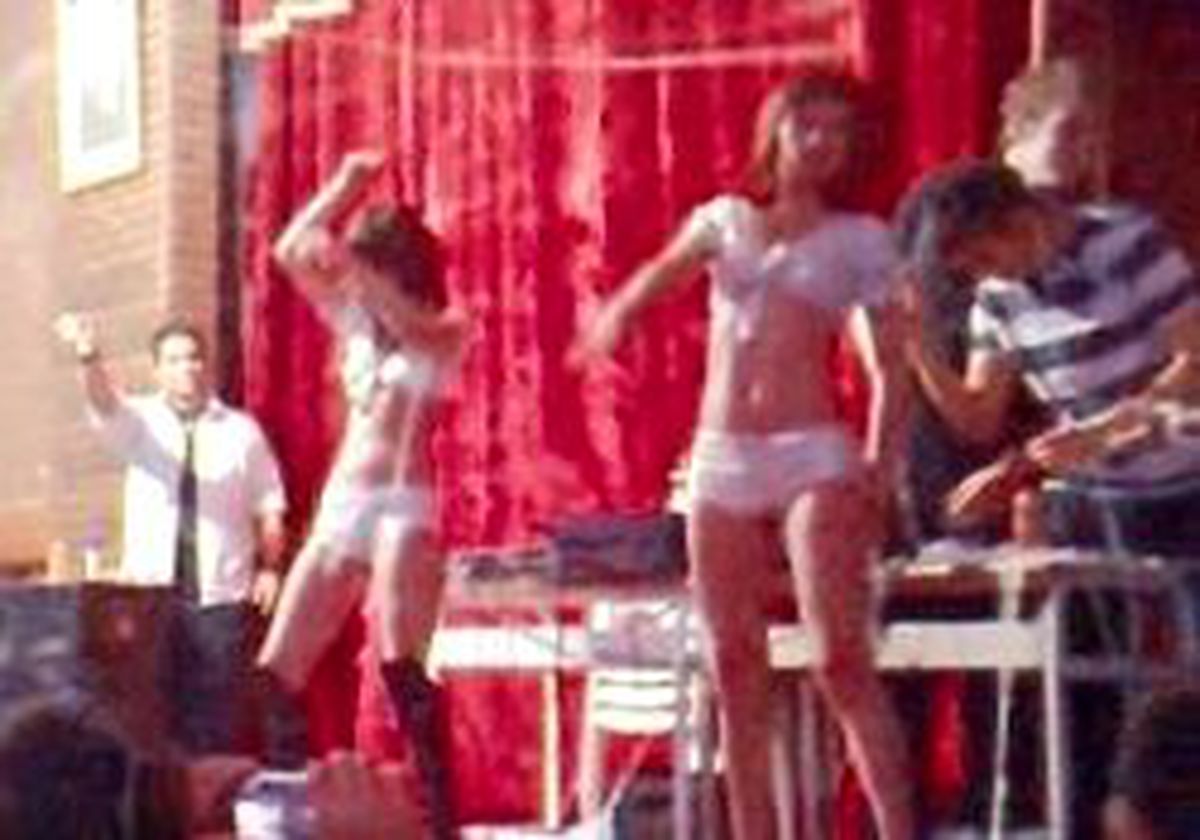Kıbrıs'ta İki Lisede Striptiz Şaşkınlığı
