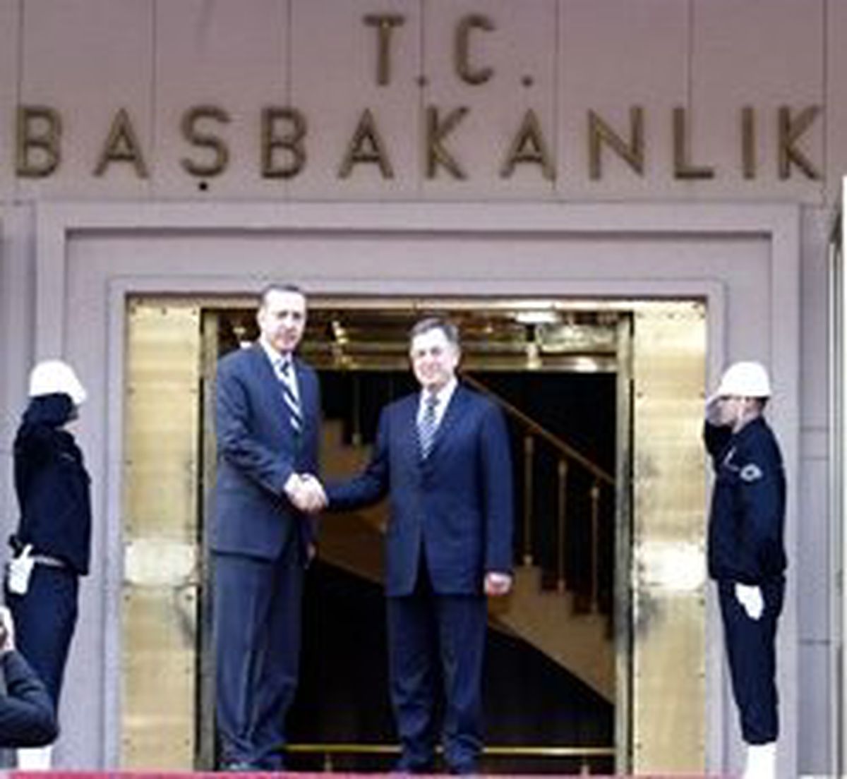 Başbakanlık Gazetecilere 'Devam' Kriteri Getirdi