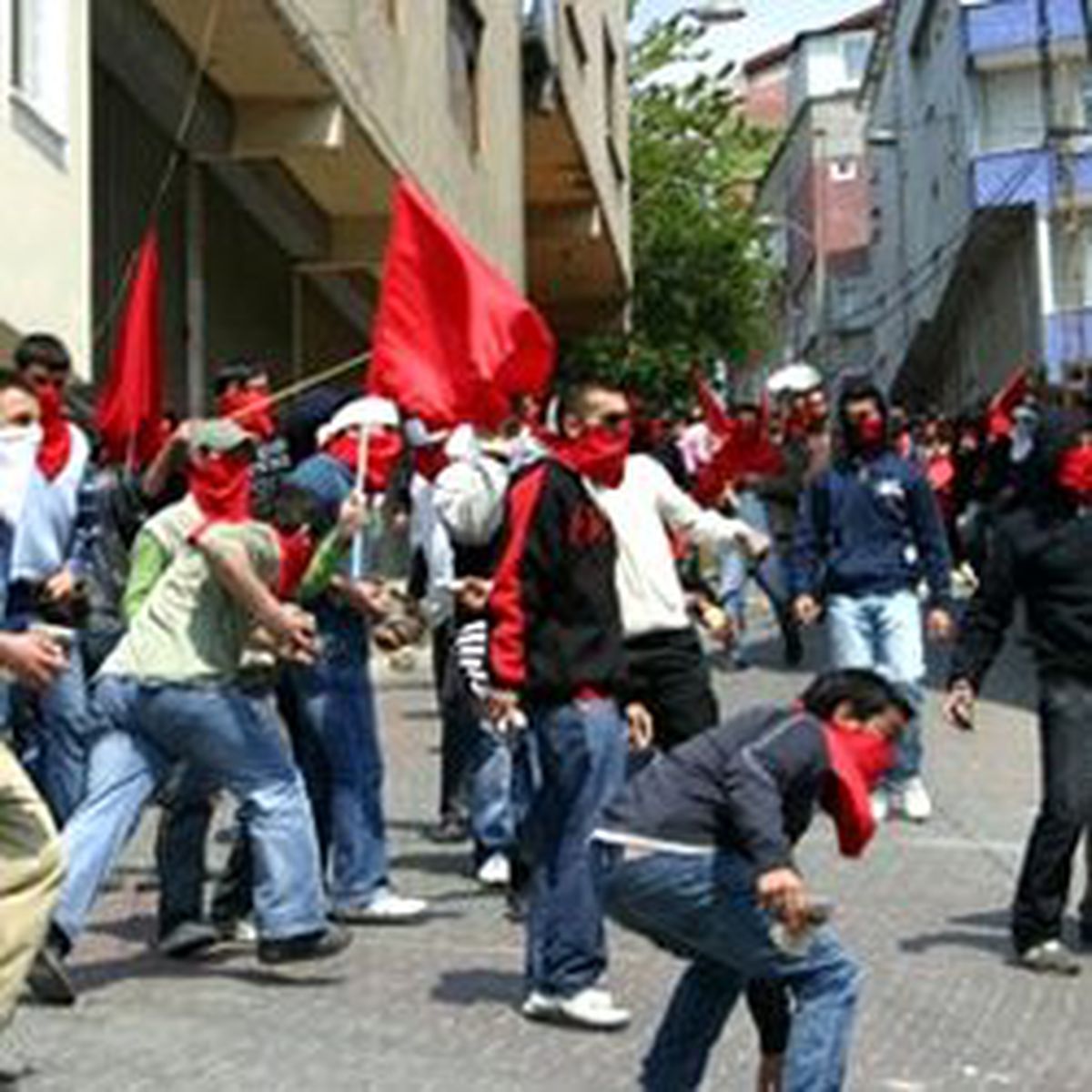 Mitingde Polis-Gösterici Kavgası
