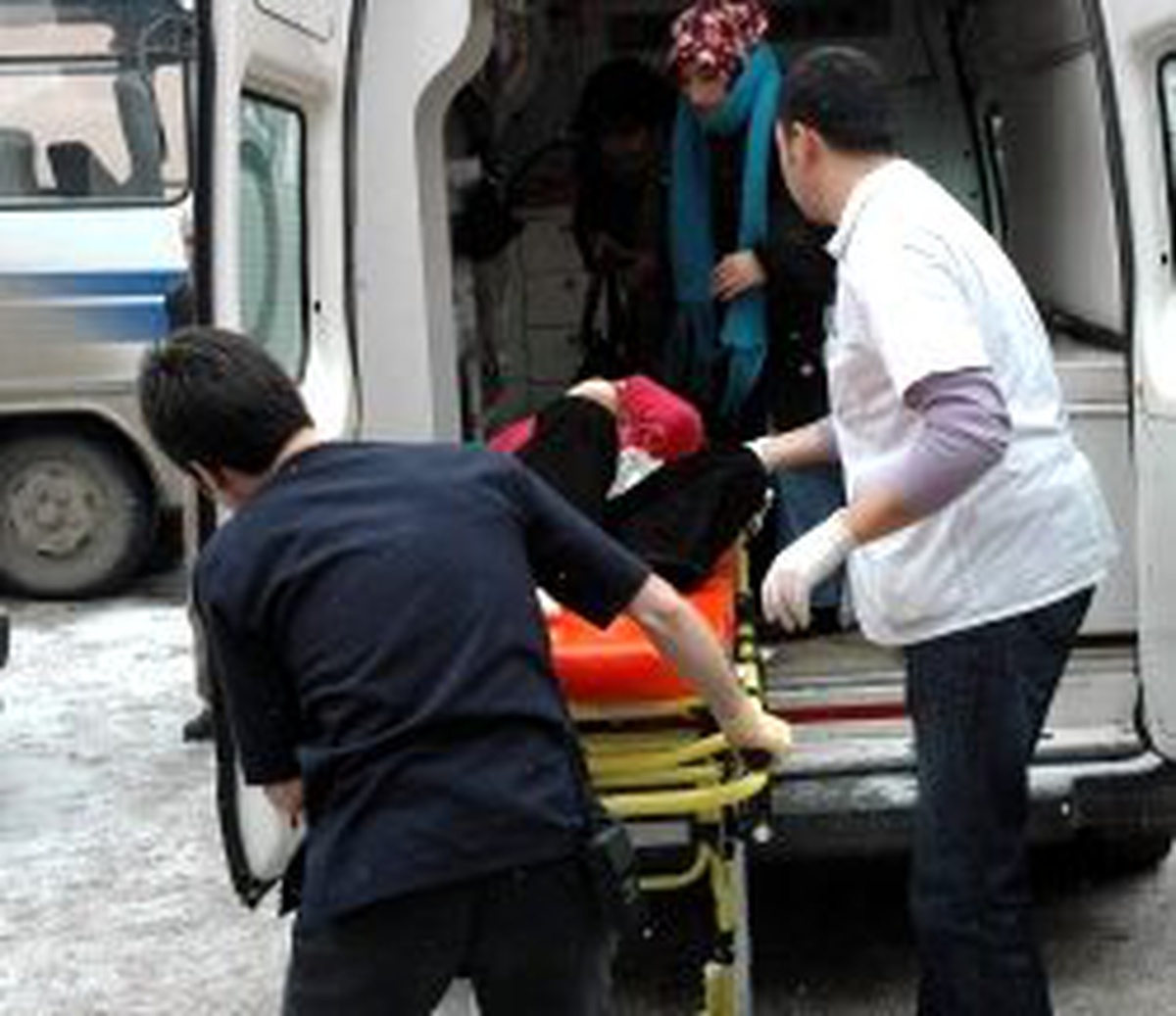 Tır ile Otomobil Çarpıştı: 5 Ölü