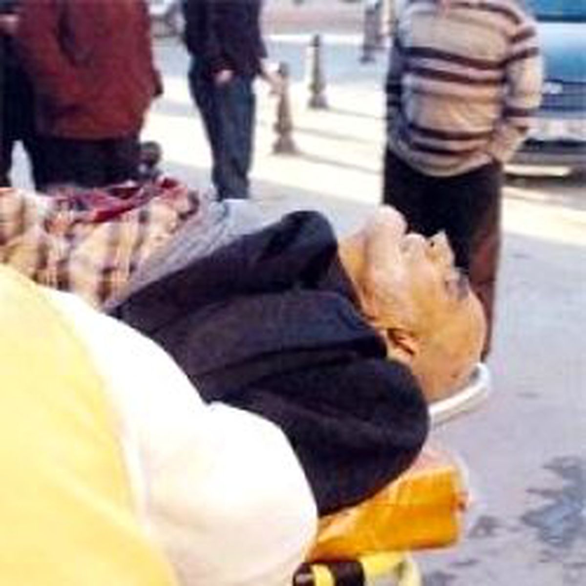 Camiden Çıktı Komşuyu Bıçakladı