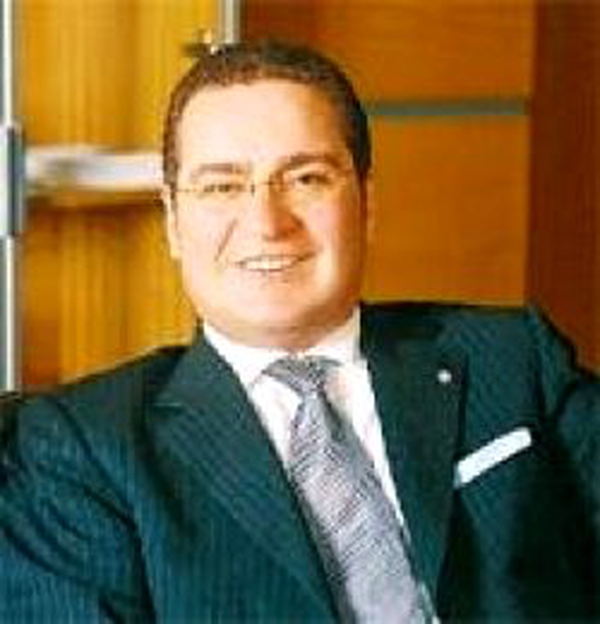 Sanayici Lanetli Sisyphos Gibi, Yatağa Düştü