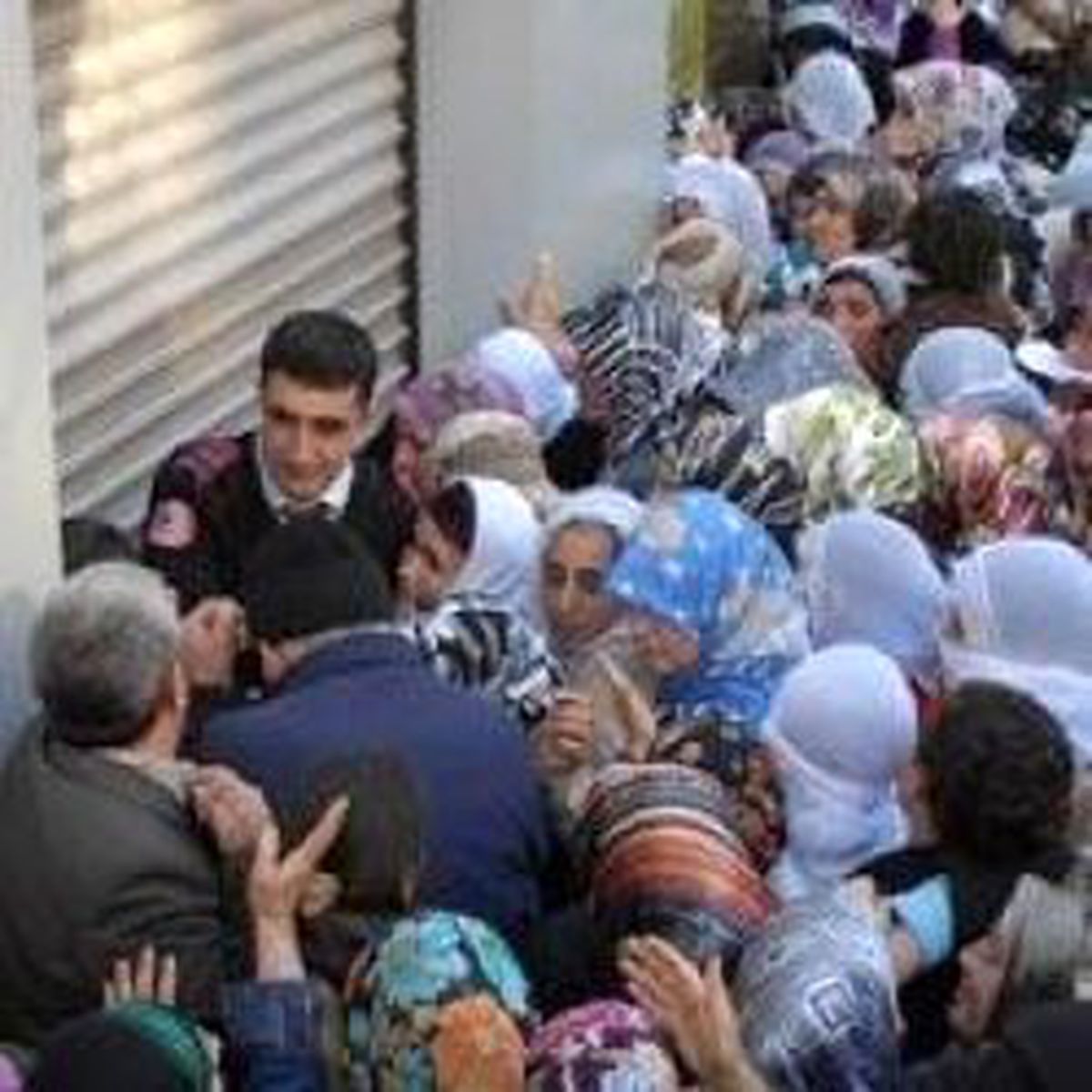Para Yardımında İzdiham